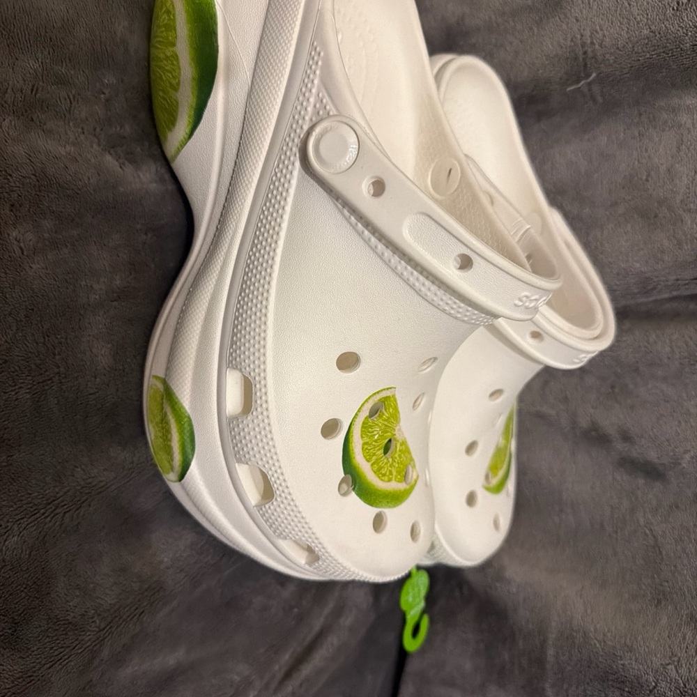 CROCS white sandals with green lime print - Picture 2 of 7